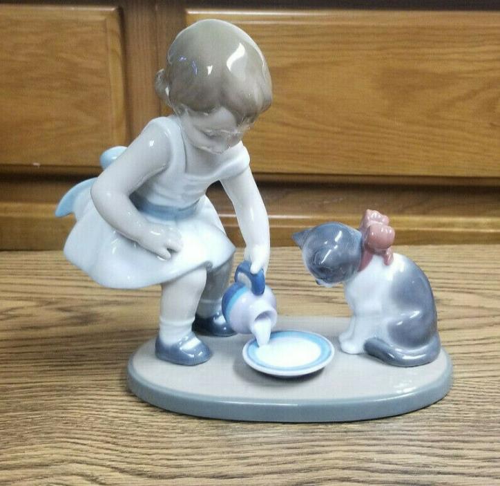 KITTY'S BREAKFAST TIME GIRL WITH KITTEN CAT ANIMAL FIGURINE BY LLADRO #8498