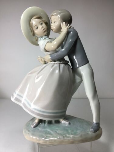 LLADRO Retired Porcelain Figurine Waltz Time # 4856 Precious Love Couple Kissing