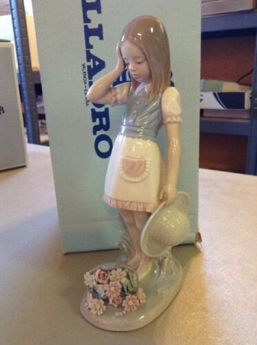 RETIRED VINTAGE LLADRO FIGURINE 1285 DROPPING THE FLOWERS
