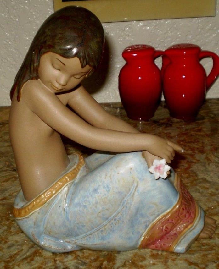 Lladro Fine Porcelain Figurine, #12382 Young Lady Island Beauty Made in Spain