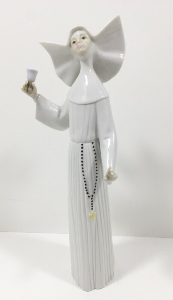 Lladro White Nun “Call To Prayer” #5551 RARE