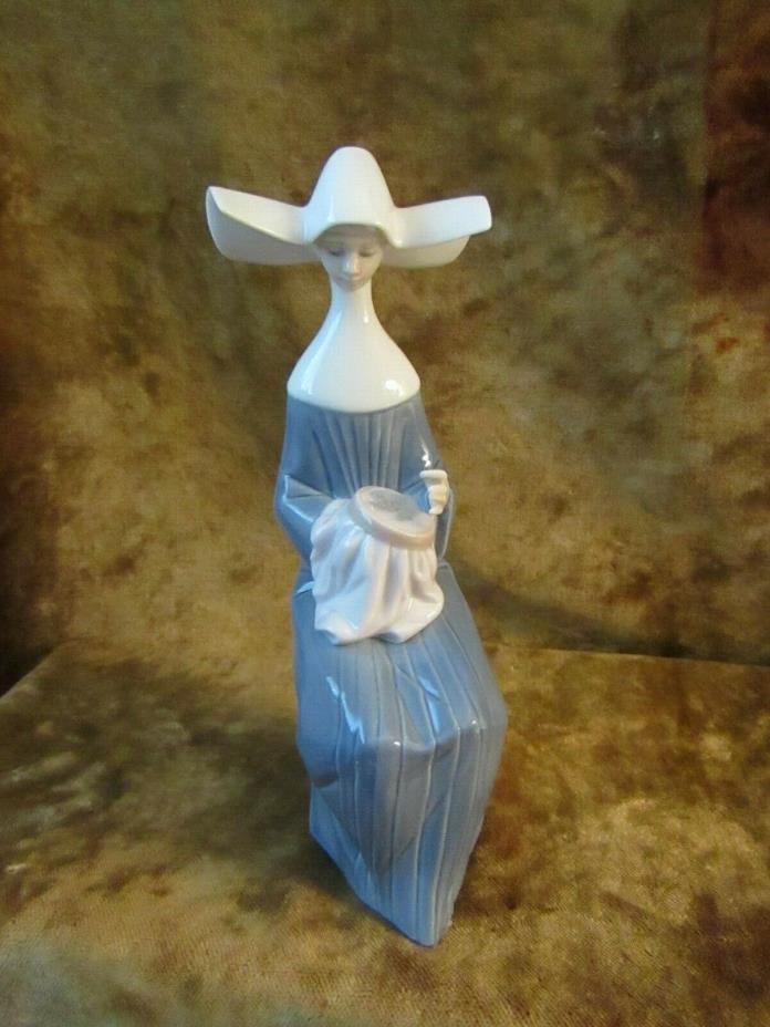 Lladro 'TIME TO SEW' Nun Sitting on Bench/No. 5501/Retired/EXCELLENT!