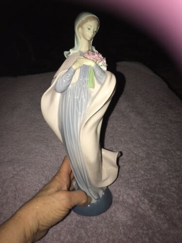 Lladro  “ OUR LADY WITH FLOWERS “ # 5171  Excellent Condition / Flowers Perfect