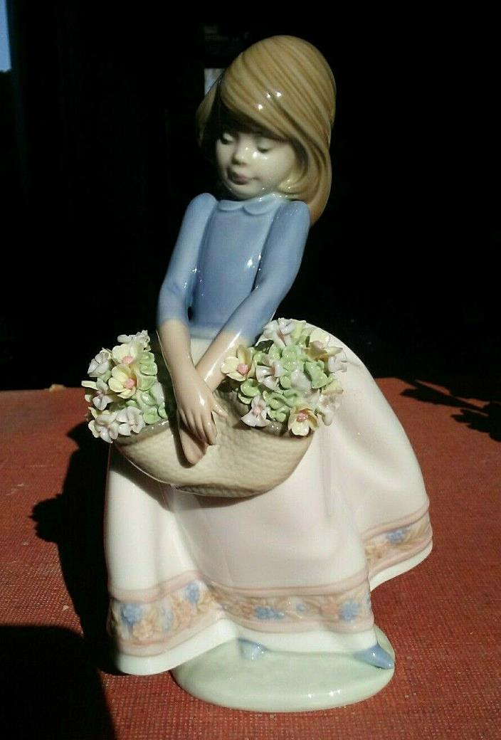 RARE -LLADRO May Flowers Girl With Flower Basket Figurine 5467 (No Box)