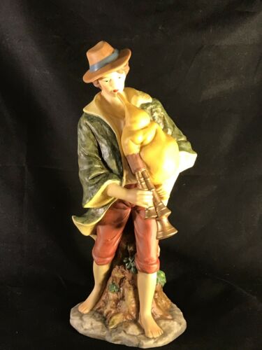 O'well Design Figurine man with bagpipes