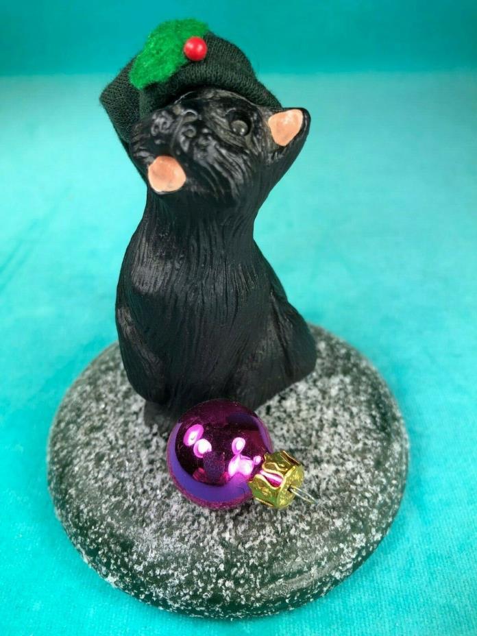 BYERS CHOICE THE CAROLERS 2003 BLACK CAT W/ CHRISTMAS HAT & ORNAMENT, SNOWY BASE