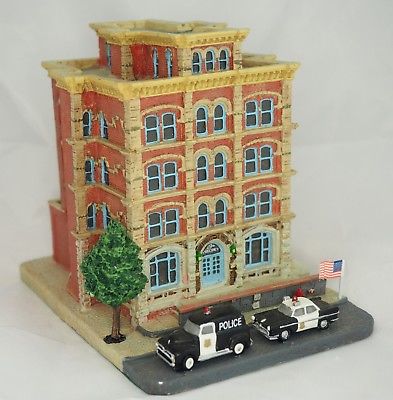 1994 Danbury Mint 19th Precinct New York American Police Stations Figurine