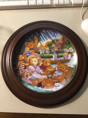 A TEDDY BEAR PICNIC FRANKLIN MINT HEIRLOOM COLLECTIBLE PLATE