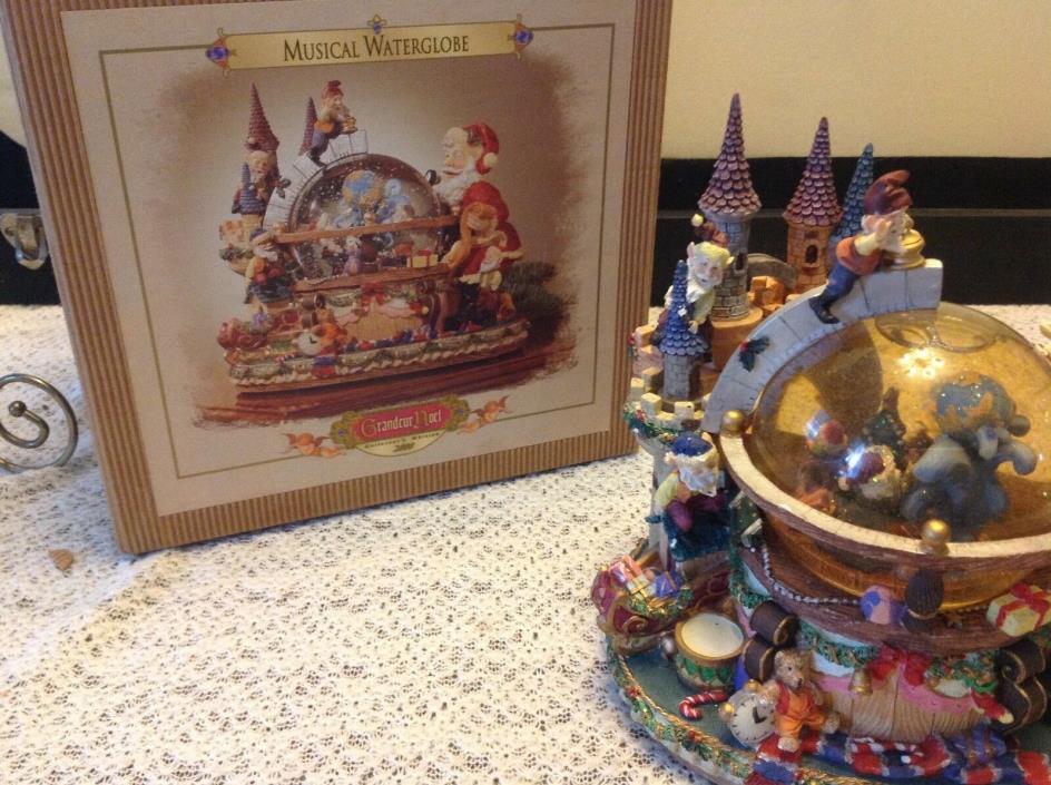 Grandeur Noel 2000 Santa's Workshop Musical Waterglobe Snowglobe music box EXCEL