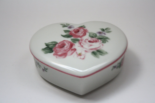 Vintage Ceramic Hand Painted Heart Shaped Ivory Jewelry/Trinket Box Pink Roses