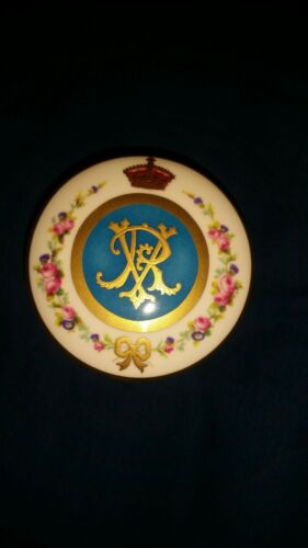 Royal Collection Trust Queen Victoria Pill box, fine bone china, 22 carat burnis