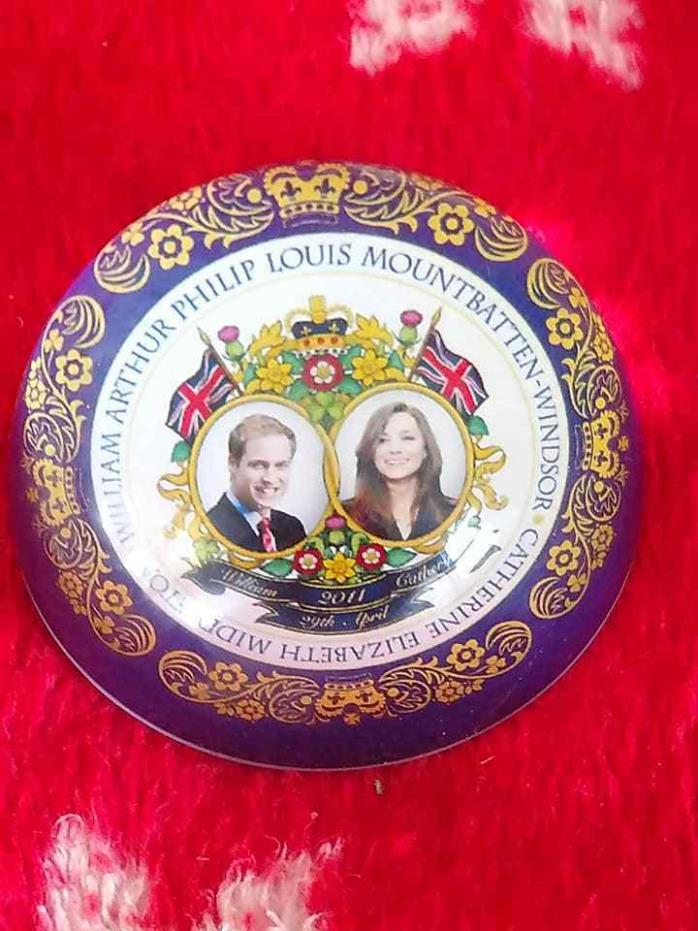 Beautiful Commemorative William and Catherine Wedding Paperweight by Royal Crest