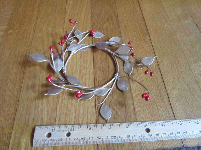 Christmas Candle Wreath Red Pip Berries Gold Leaves 3