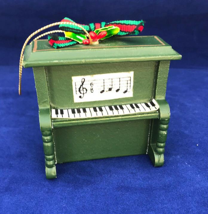 Country Christmas Piano Ornment