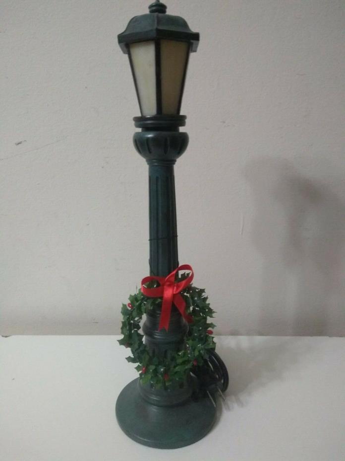 Cresswell Collectibles Old Towne Lamp Post Christmas Wreath Light 37