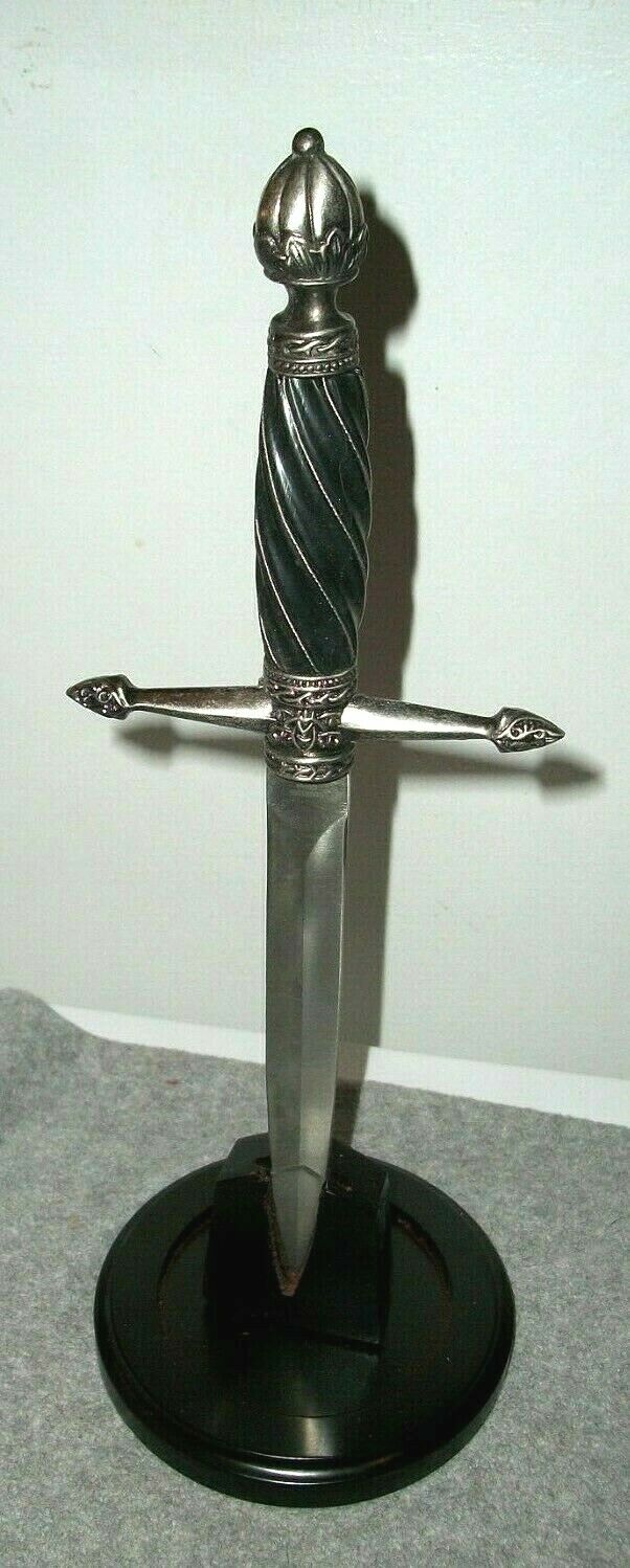 Round Table Dagger 13