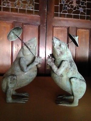 VINTAGE PAIR OF FABULOUS SNOOTY SNOBBY CAST BRONZE FROGS WITH PARASOL DELIGHTFUL
