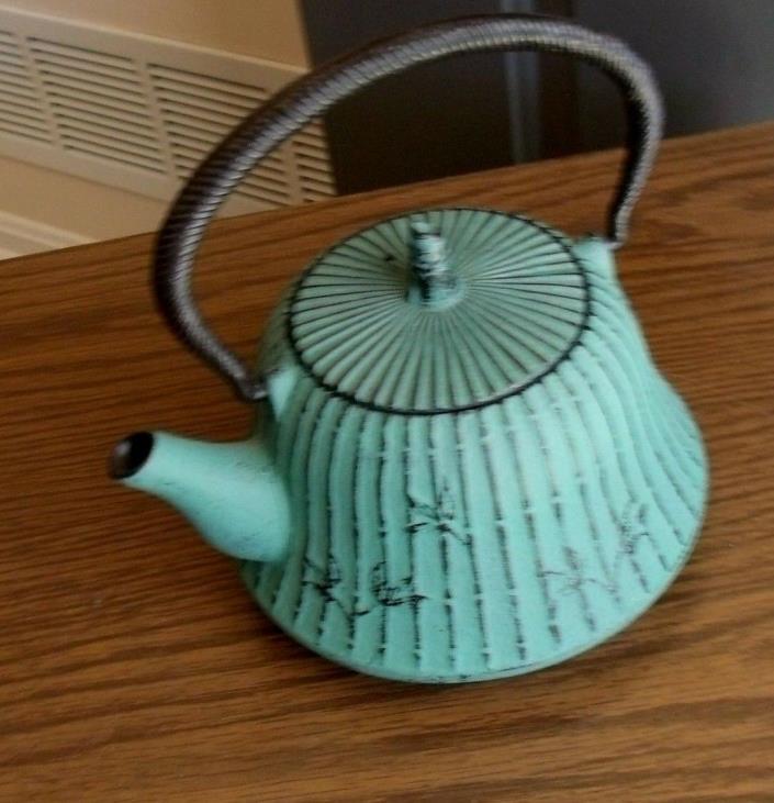 UNITY Cast Iron Tetsubin Tea Pot Green with flower accent (3 cup) S/S infuser