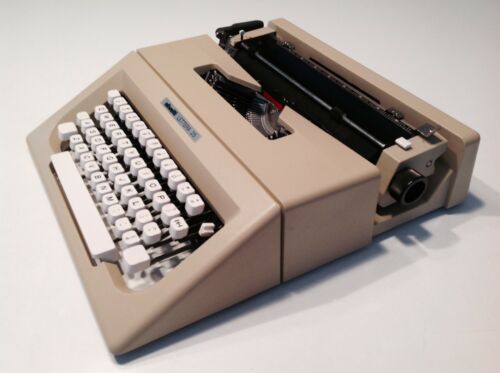 NEAR MINT Vintage Olivetti Lettera 25 Manual Typewriter