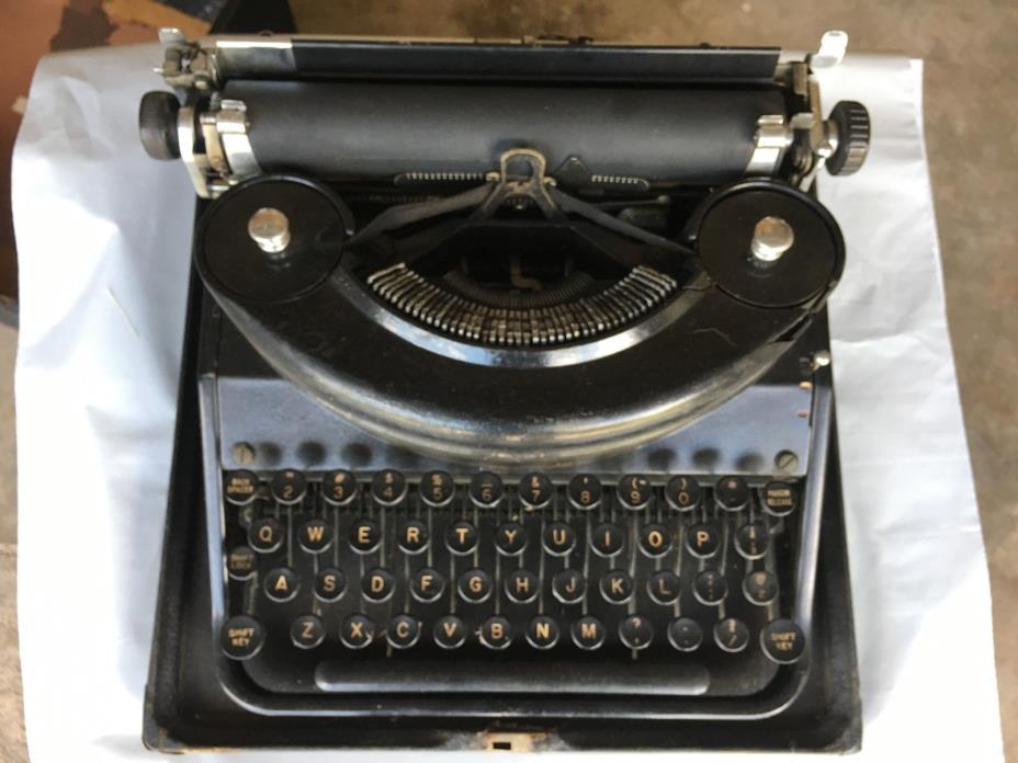 Vintage Underwood Elliot Fisher Noiseless Portable 1930's Typewriter Hard Case