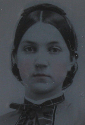 CIVIL WAR ERA AMBROTYPE OF BEAUTIFUL YOUNG WOMAN. 6TH PLATE OCTAGON UNION CASE.