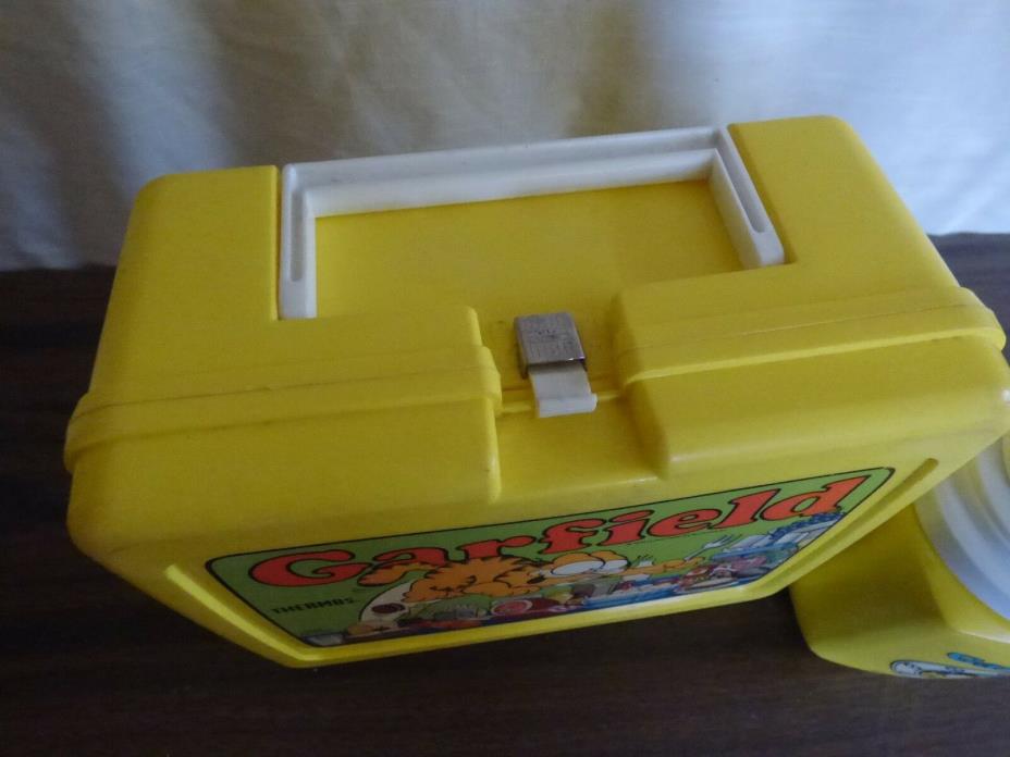 Garfield plastic lunch pail with thermos nice cond. 1976