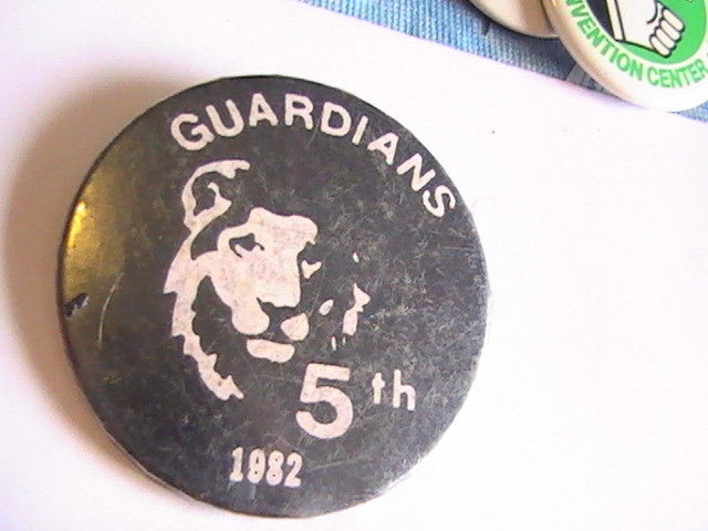 PIN GUARDIANS LION 1982 5TH 2 1/4 INCHES BLACK AND WHITE PHILADELPHIA? USED