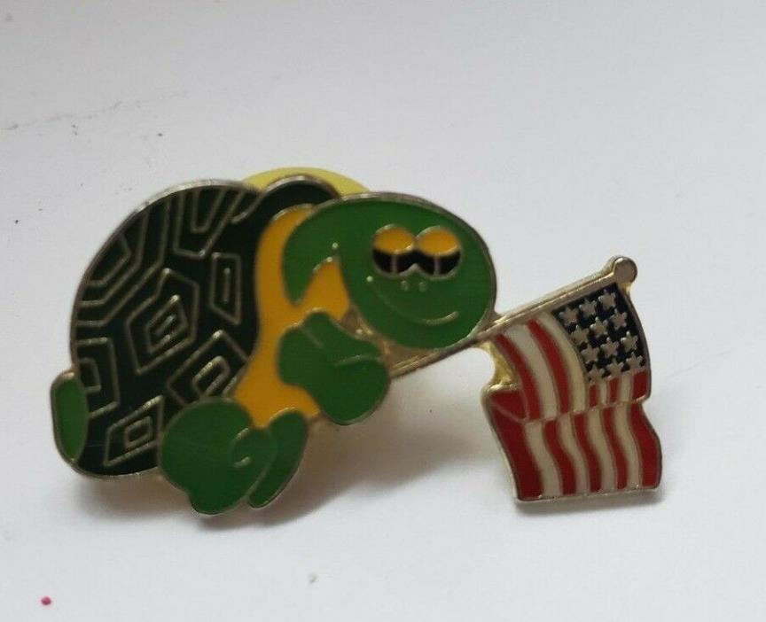 Patriotic American turtle waving a Flag Hat / Lapel Pin USA FREE SHIPPING