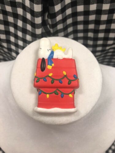 Hallmark Peanuts Snoopy & Woodstock Christmas Dog House Pin Brooch X-mas Lights