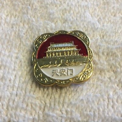 CHINESE EXHIBITION Chinese Bldg Chinese Writing SOUVENIR LAPEL HAT BAG PIN