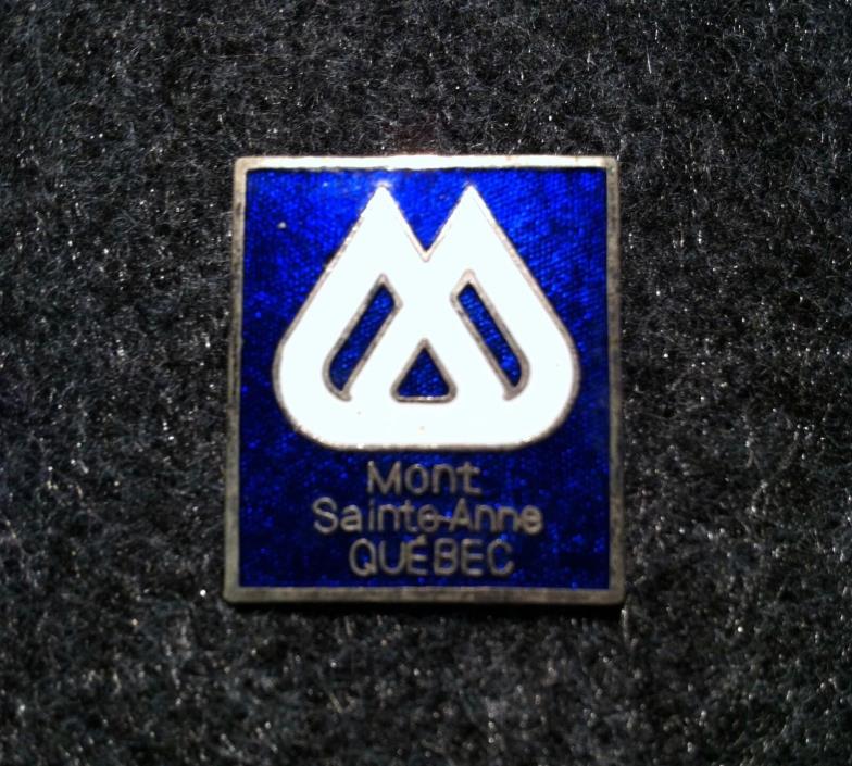 Vintage MONT SAINTE-ANNE Québec LAPEL PIN - Souvenir Blue & White logo ski snow