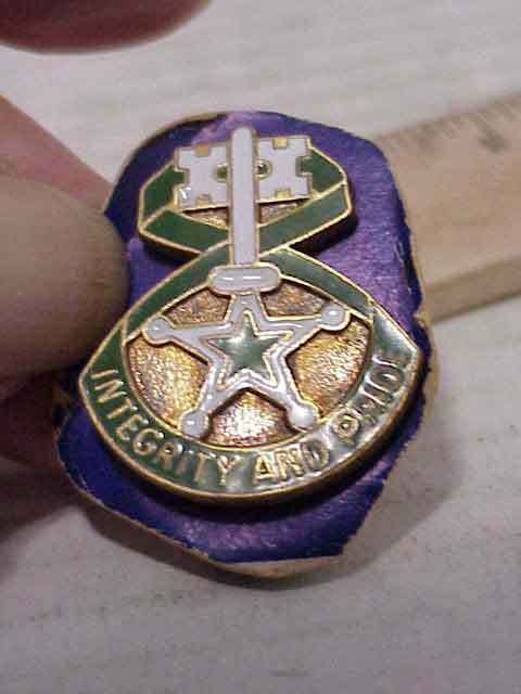 US Army 607th Military Police GREEN DUI Crest Insignia Pin Integrity & Pride
