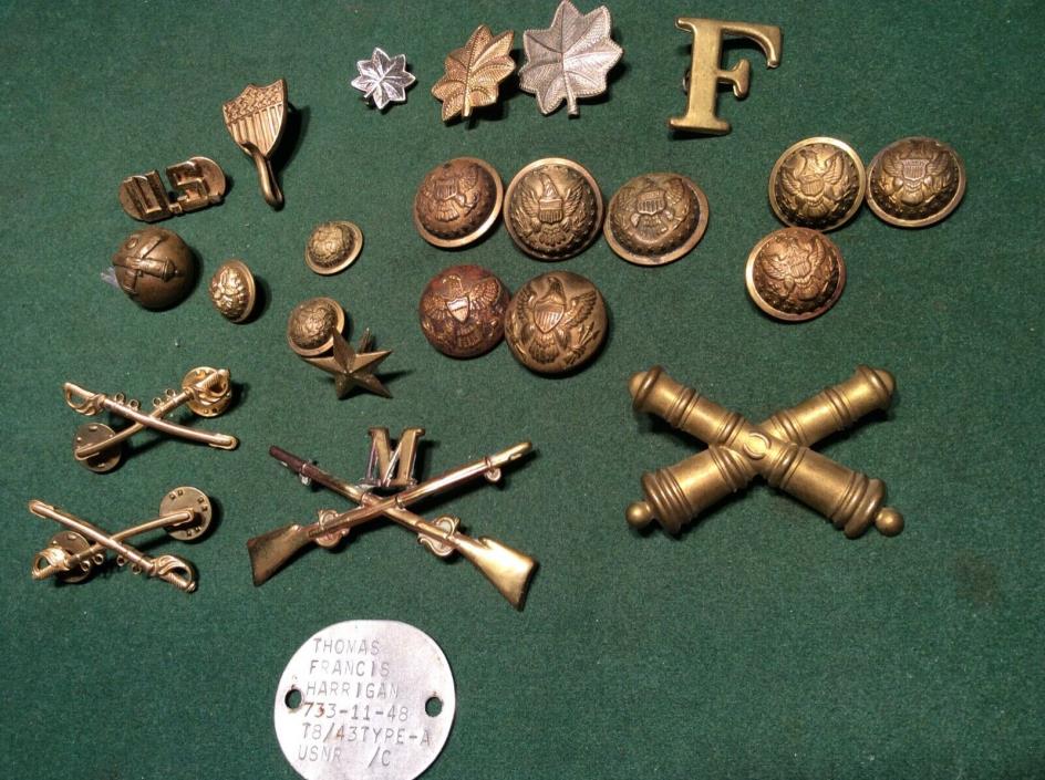 LOT OF VARIOUS VINTAGE U.S. MILITARY BUTTONS, PINS, & WW2 DOG TAG - N.R.