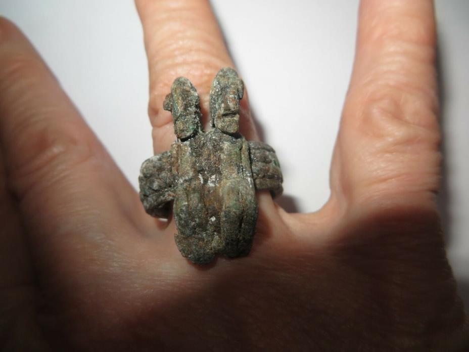 PIRATE ARTIFACT, PORT ROYAL, BRONZE TRADE RING WITH A PAIR OF STATUES ON TOP
