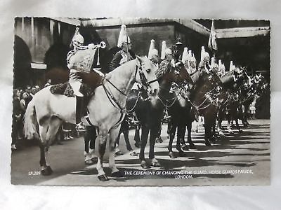 POSTCARD 1939-Present Britain Ceremony Changing Guard Parade London VINTAGE