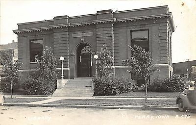 Perry Iowa~Carnegie Library~Lampposts @ Stairway~Cars Parked in Street~'40s RPPC