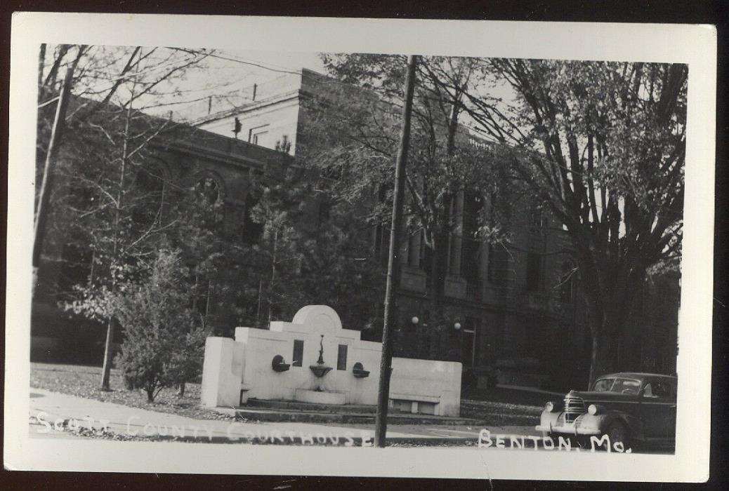 1940-50S RPPC, SCOTT COUNTY COURT HOUSE, BENTON, MO. OLD CAR-PLYMOUTH?
