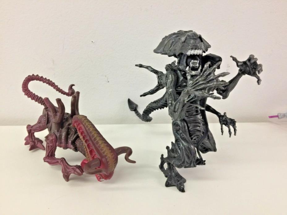 Vintage Kenner Alien 1992 Bull & Alien Queen With Baby Action Figures