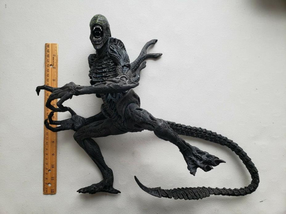 McFarlane Toys 12 inch Grid Alien Figure AVP Aliens vs Predator neca