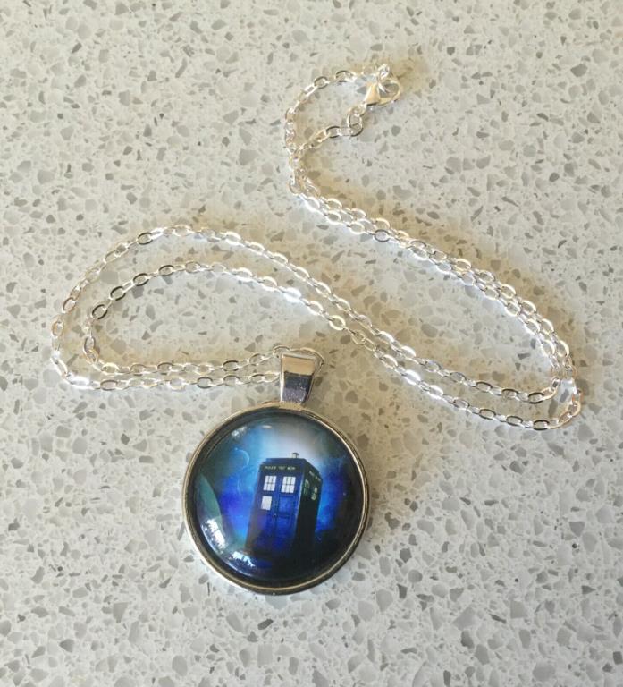 Doctor Who Time Lord Gallifreyan TARDIS Necklace 25mm