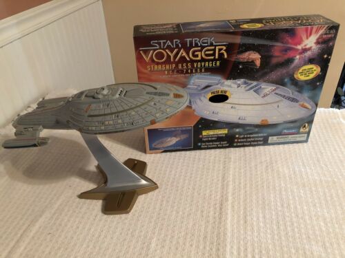 1995 Playmates Star Trek Voyager Model Collectors Edition