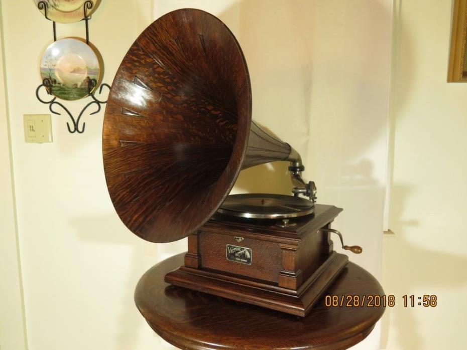 OAK VICTOR V with SPEARTIP HORN Antique Phonograph