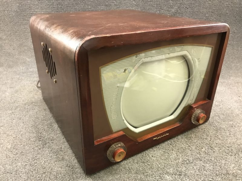 1949 Motorola Mahogany Wood Table Top 10” TV Television - 10VT24R TS-14B