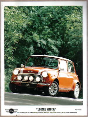 Mini Cooper with optional Sports Pack original colour Press Photo No. 1096/769