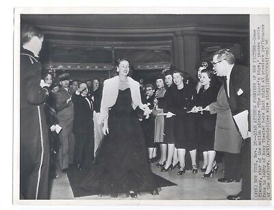 Vintage 1946 THE RAZOR's EDGE Candid 8x10 Original GENE TIERNEY Premiere ELEGANT