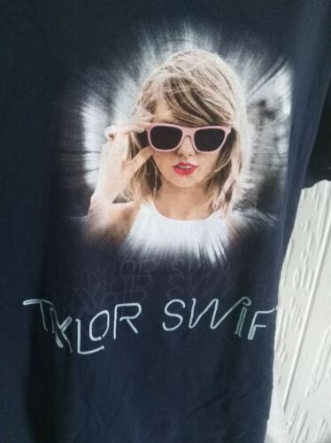 TAYLOR SWIFT The 1989 World Tour Concert T-Shirt 100% Soft Cotton Large preowned