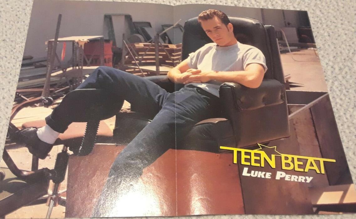 BEVERLY HILLS 90210 CAST CENTERFOLD CLIPPING FROM A MAGAZINE 90'S LUKE PERRY
