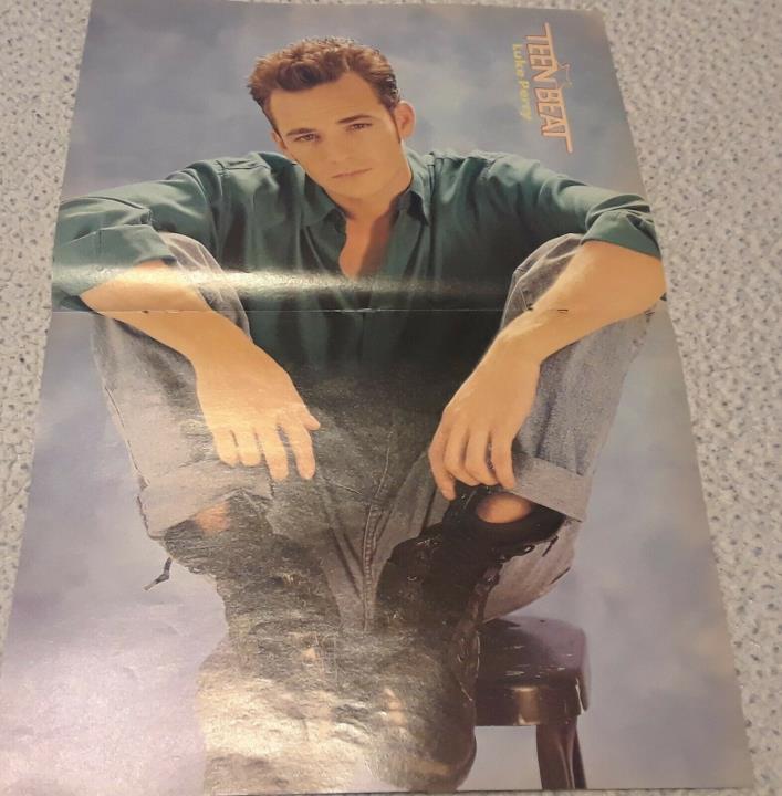 LUKE PERRY CENTERFOLD CLIPPING FROM A MAGAZINE 90'S CUTE ON STOOL 90210