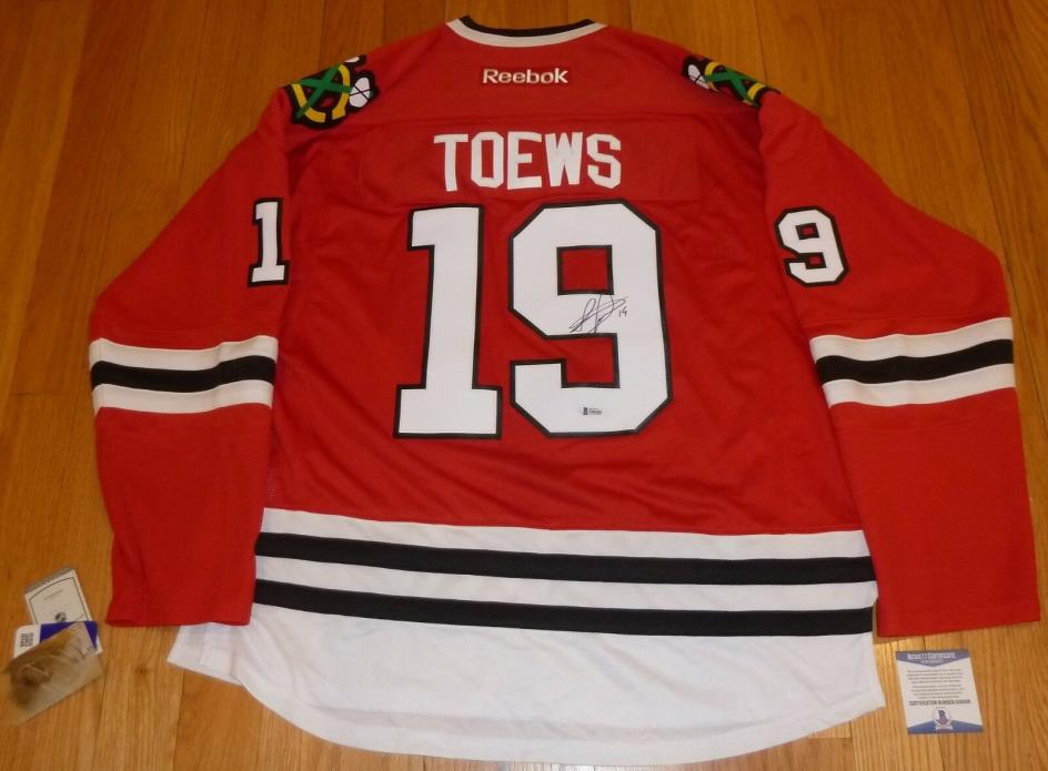 BECKETT-BAS JONATHAN TOEWS AUTOGRAPHED-SIGNED CHICAGO BLACKHAWKS REAL JERSEY 266