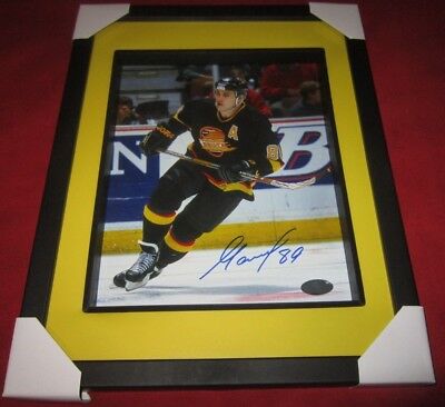 Alexander Mogilny 8x10 Framed SIGNED Vancouver Canucks picture  SPORT AUTHENTIX
